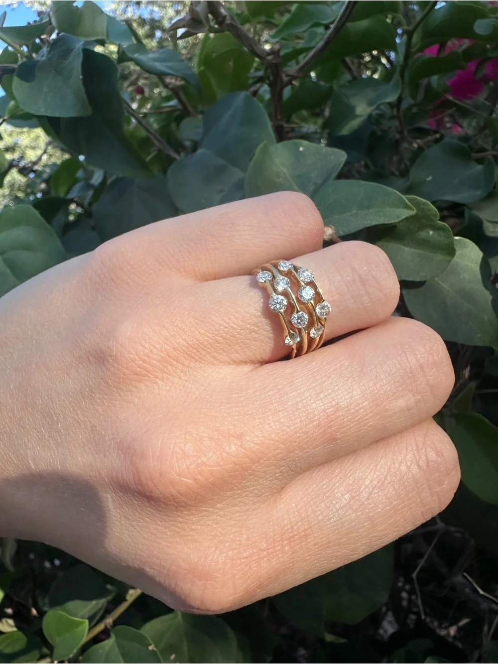 Gorgeous ring with 10 natural diamonds set in 14k gold